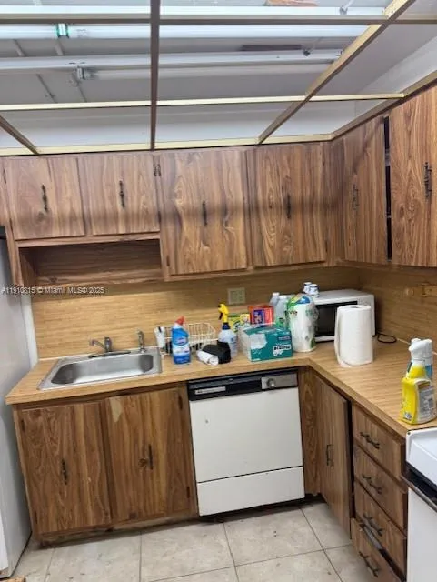 200 Lakeview Dr # 102, Weston FL 33326