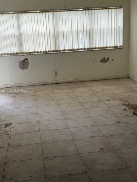 200 Lakeview Dr # 102, Weston FL 33326