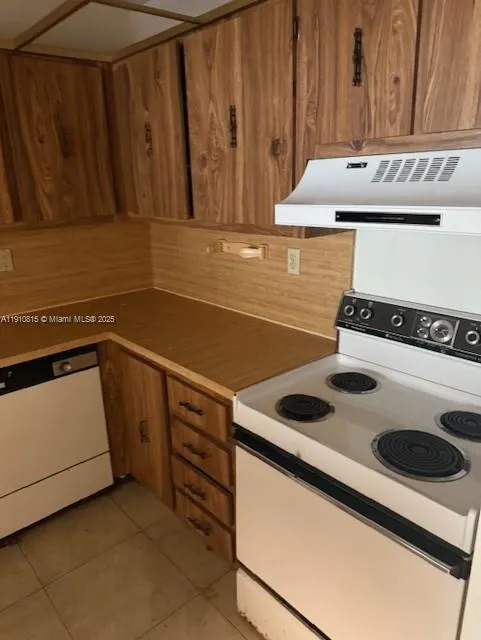 200 Lakeview Dr # 102, Weston FL 33326