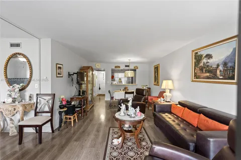 1000 Colony Point Cir # 308, Pembroke Pines FL 33026