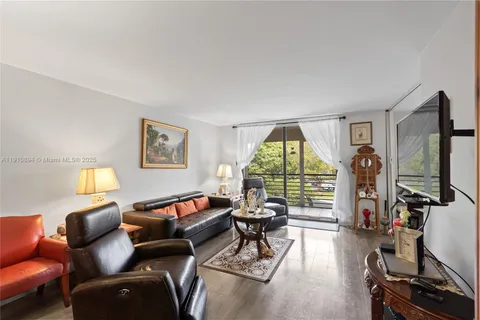 1000 Colony Point Cir # 308, Pembroke Pines FL 33026