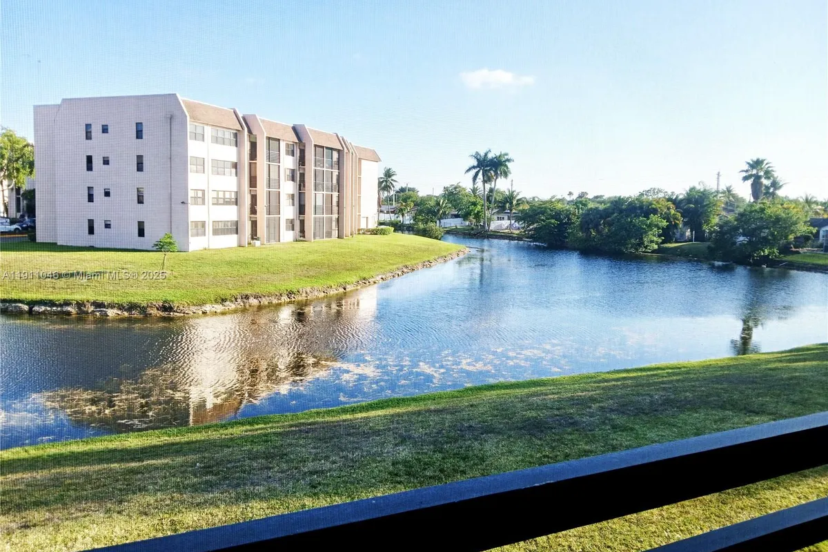 10442 Sunrise Lakes Blvd # 203, Sunrise FL 33322