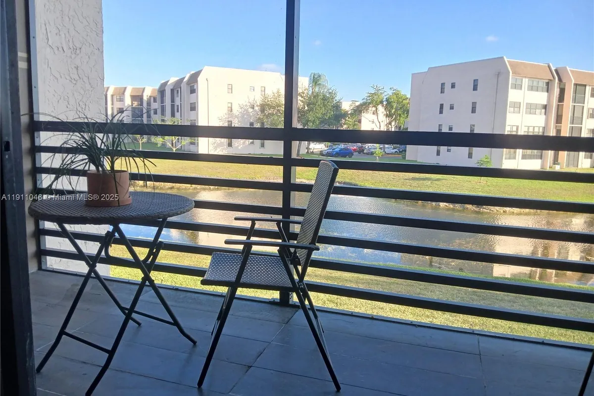 10442 Sunrise Lakes Blvd # 203, Sunrise FL 33322