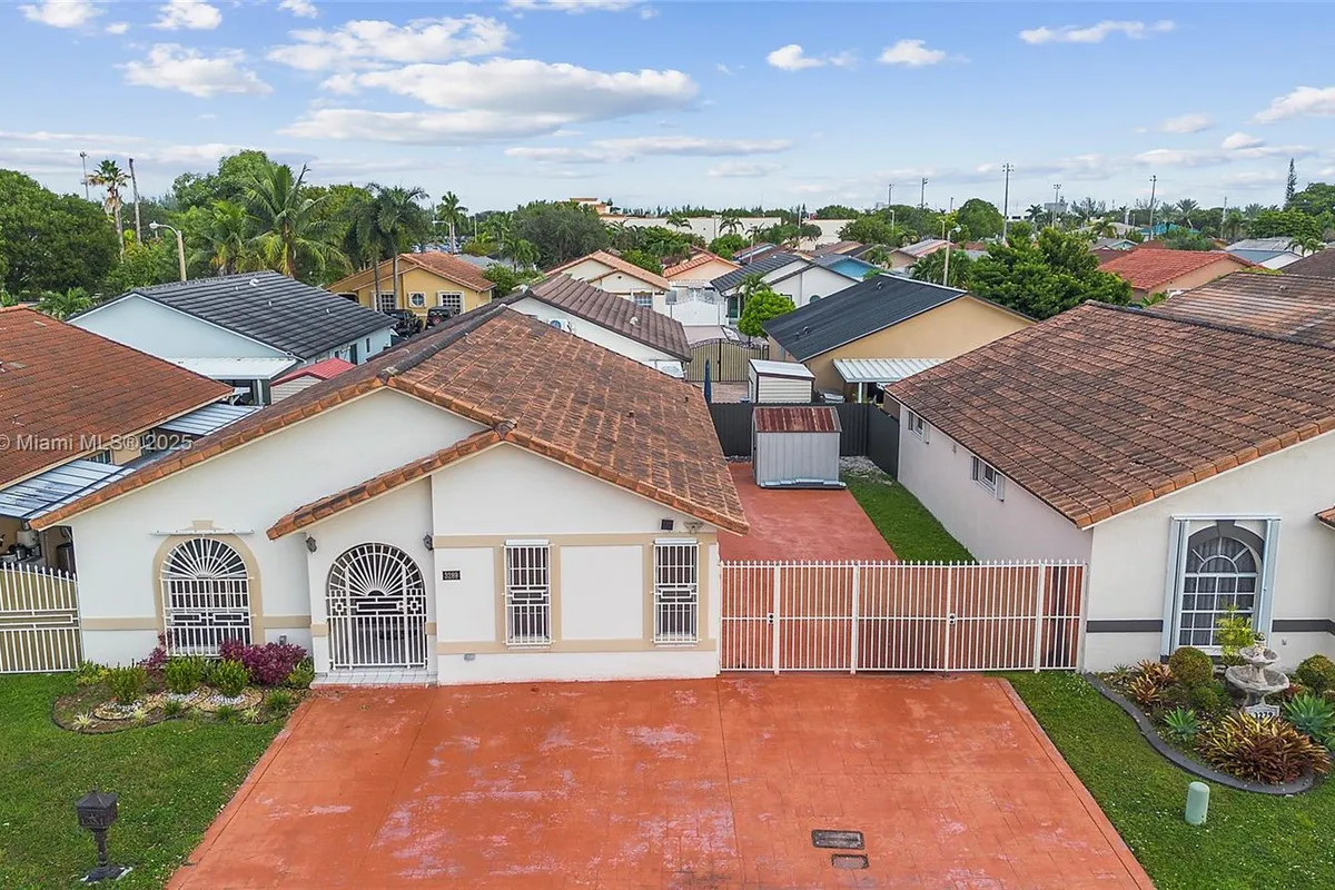 3289 W 76th St, Hialeah FL 33018
