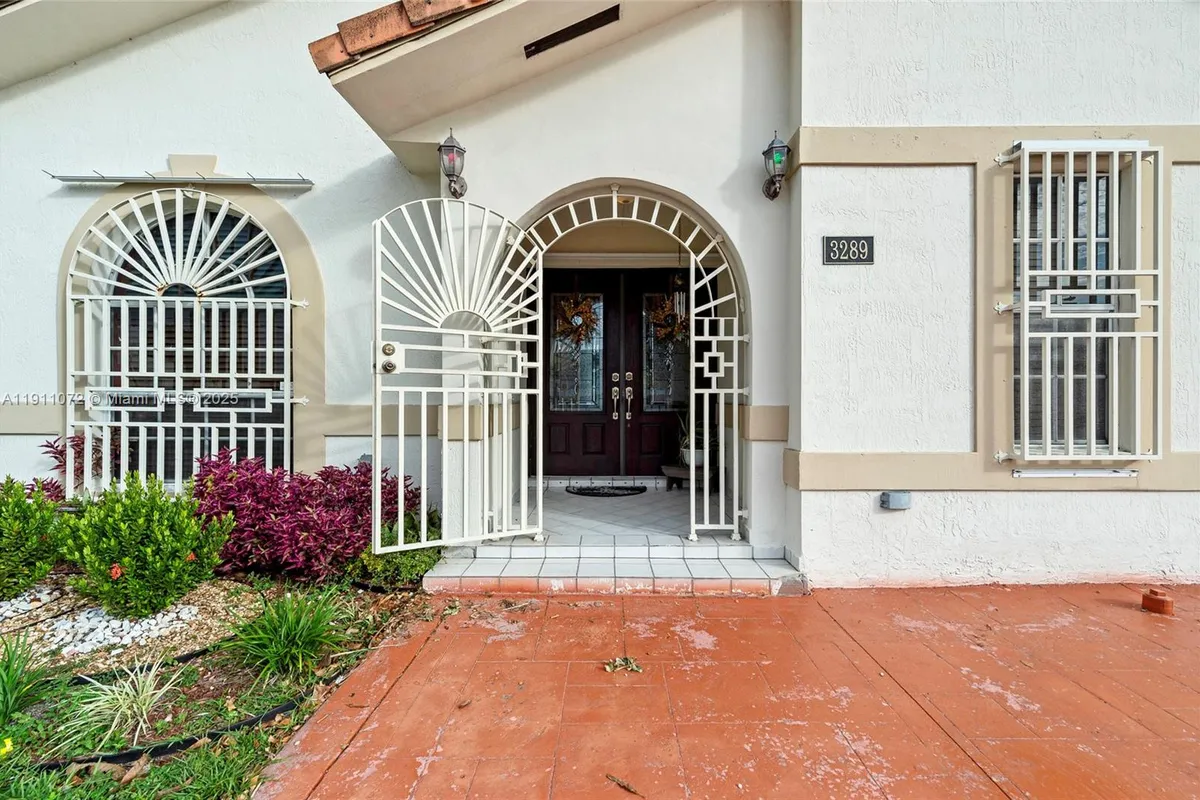 3289 W 76th St, Hialeah FL 33018