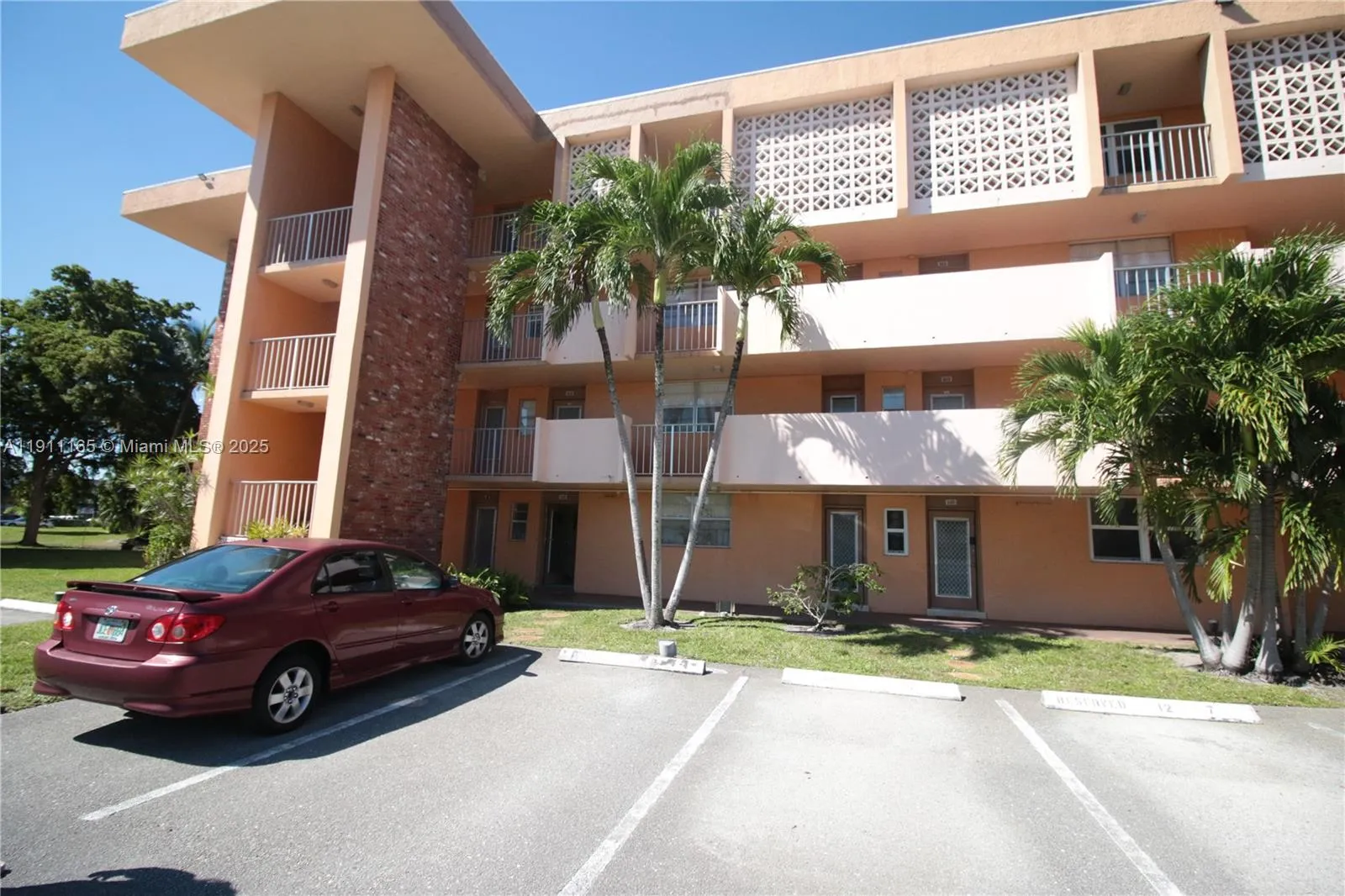 3001 NW 46th Ave # 102, Lauderdale Lakes FL 33313