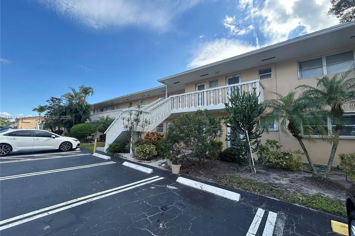 2112 NE 1st Way # 203, Boynton Beach FL 33435