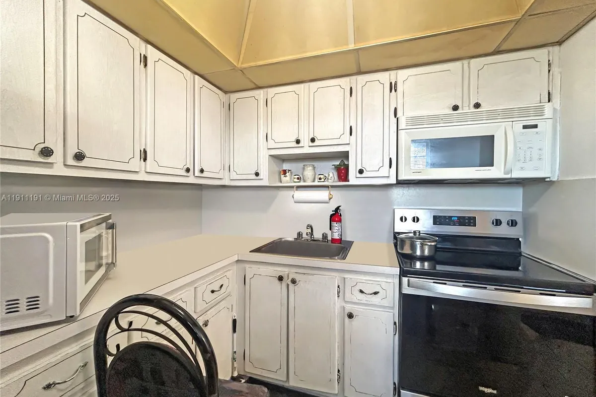 2112 NE 1st Way # 203, Boynton Beach FL 33435