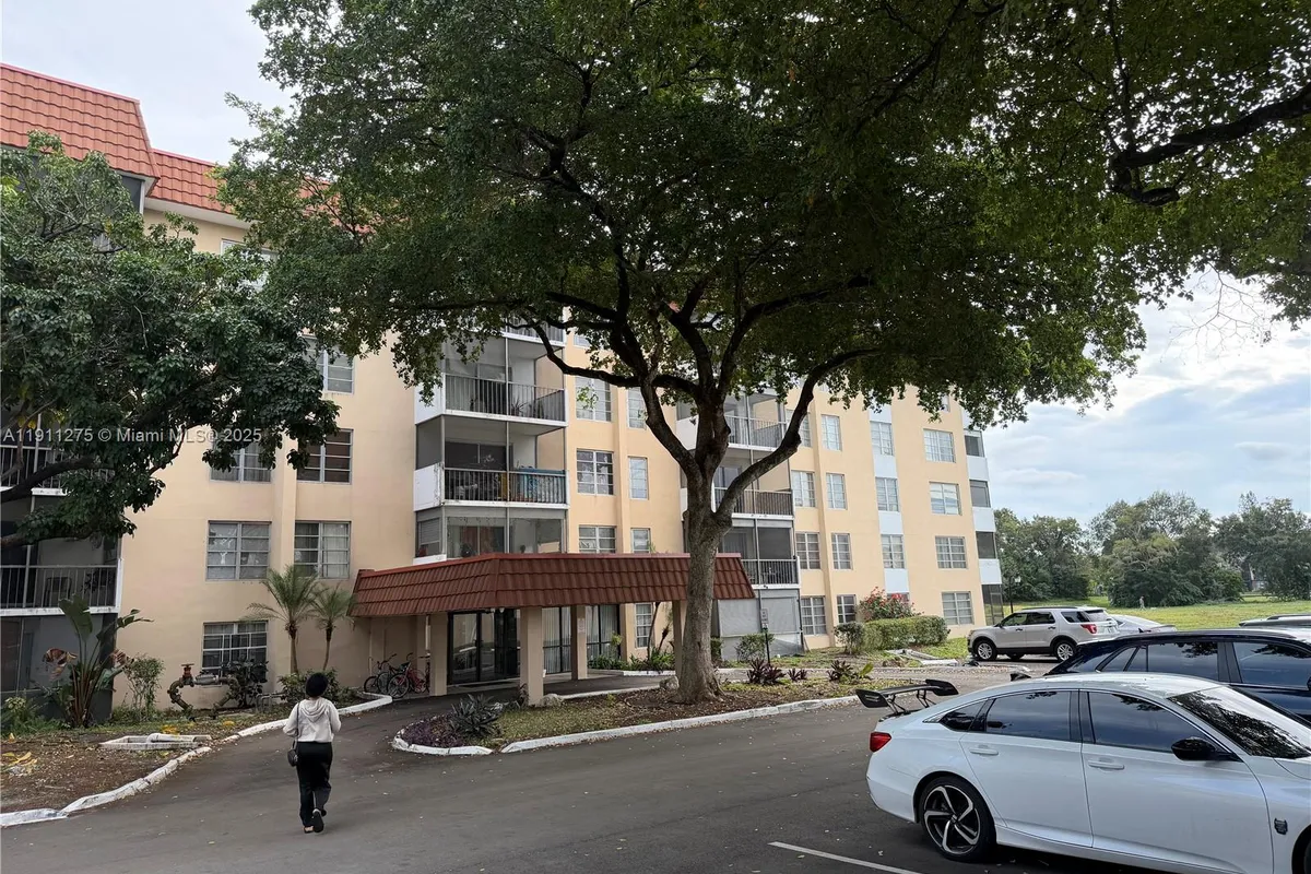 4158 Inverrary Dr # 405, Lauderhill FL 33319