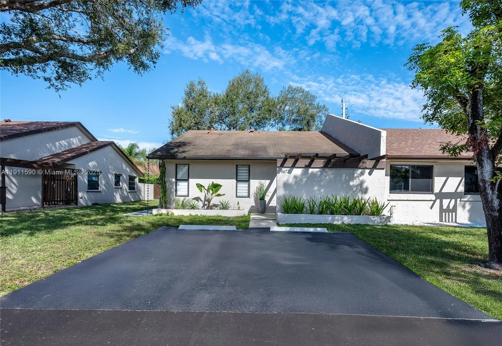 9673 NW 16th Ct, Pembroke Pines FL 33024