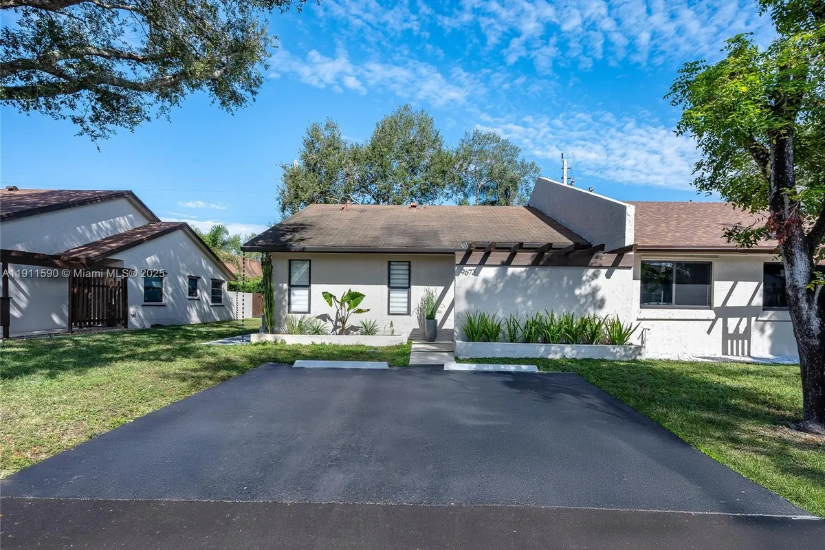 9673 NW 16th Ct, Pembroke Pines FL 33024