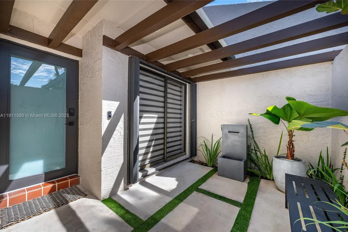 9673 NW 16th Ct, Pembroke Pines FL 33024