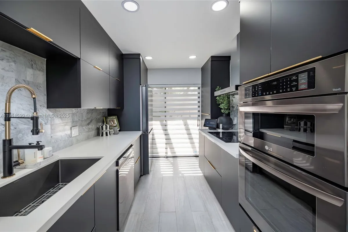 9673 NW 16th Ct, Pembroke Pines FL 33024