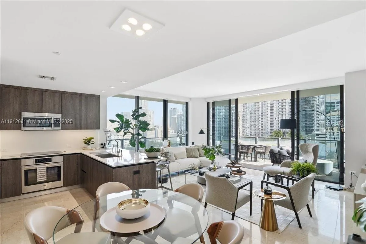 88 SW 7th St # 1111, Miami FL 33130