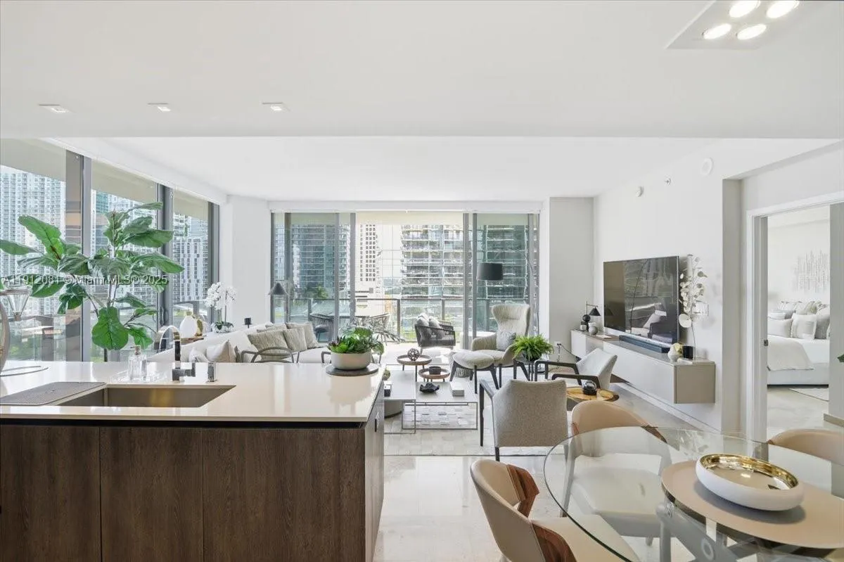 88 SW 7th St # 1111, Miami FL 33130