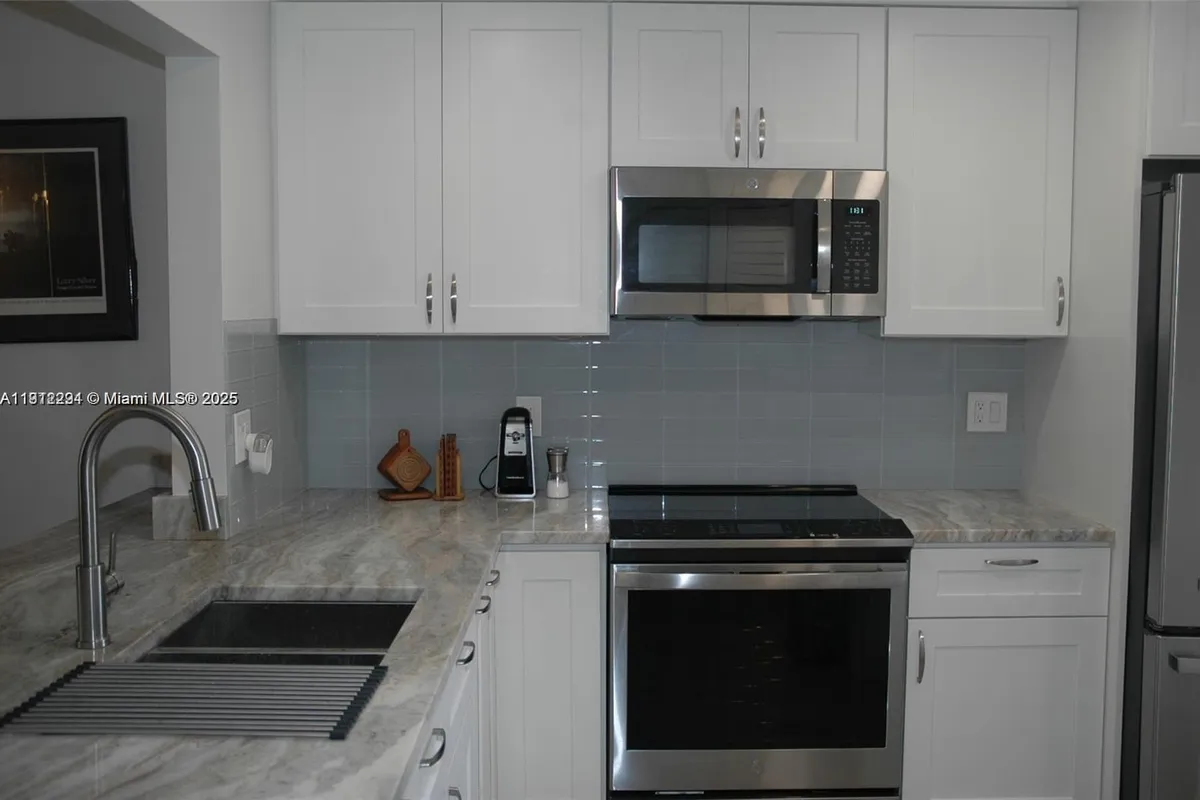 3571 Inverrary Dr # 201, Lauderhill FL 33319