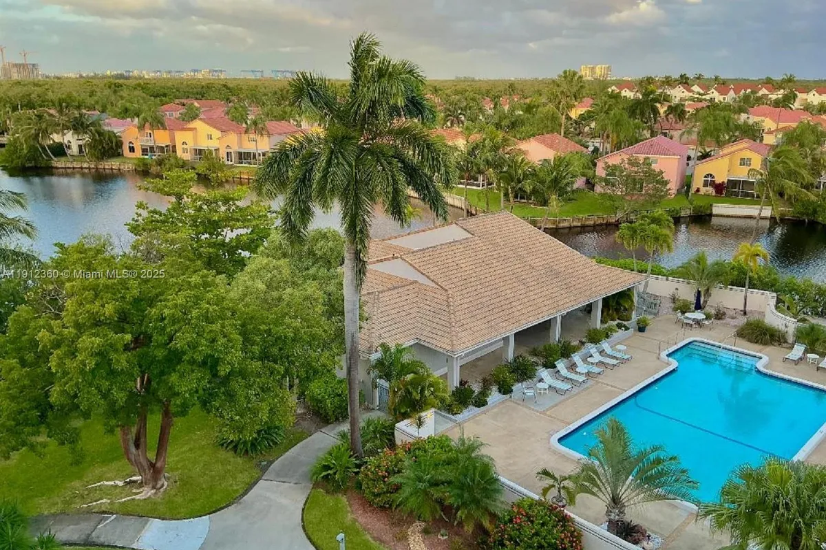 545 SE 12th St # 403, Dania Beach FL 33004