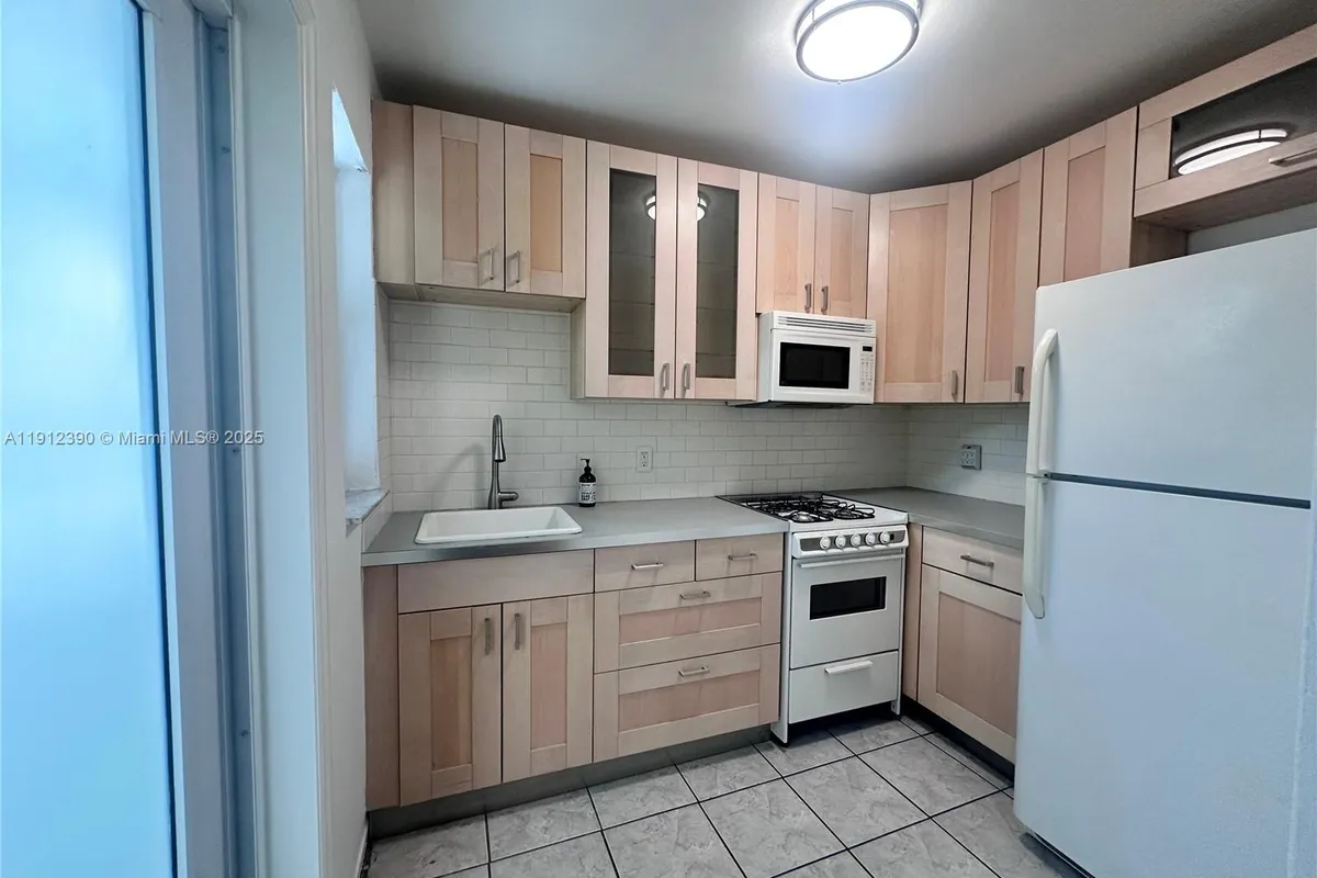 11208 NE 10 av, Biscayne Park FL 33161