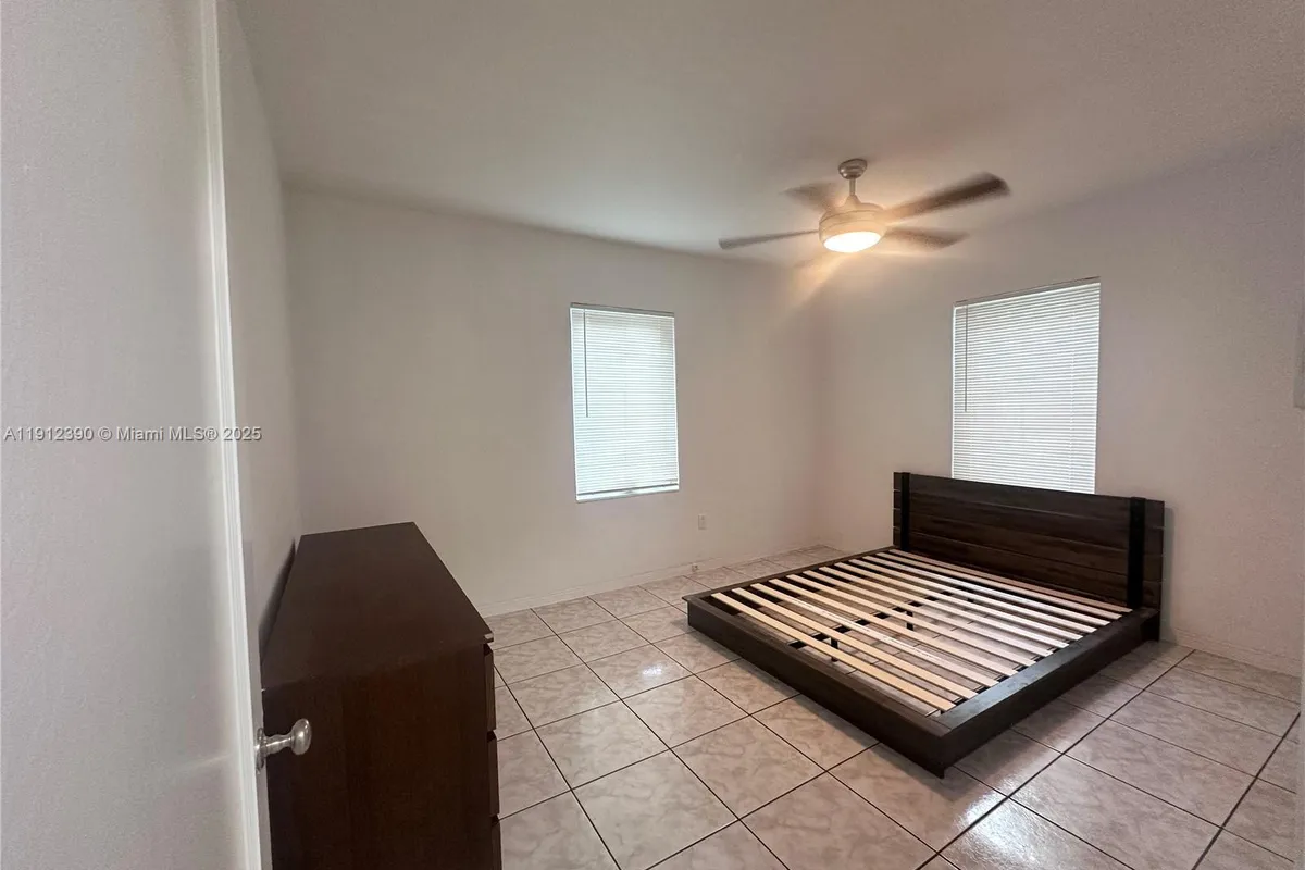 11208 NE 10 av, Biscayne Park FL 33161