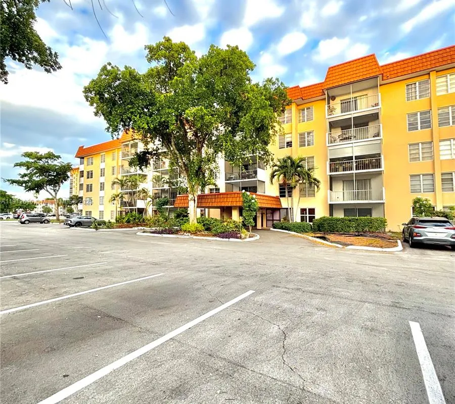 4160 Inverrary Dr # 204, Lauderhill FL 33319