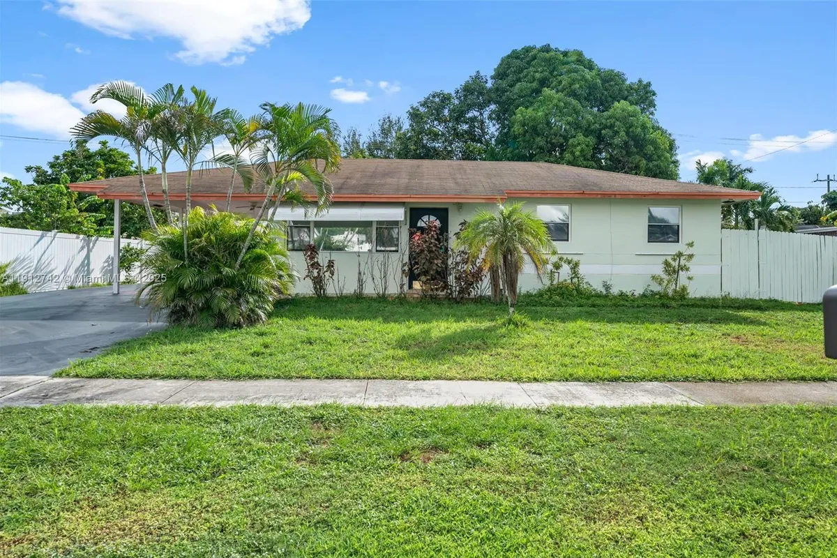 136 Cayman Dr, Palm Springs FL 33461