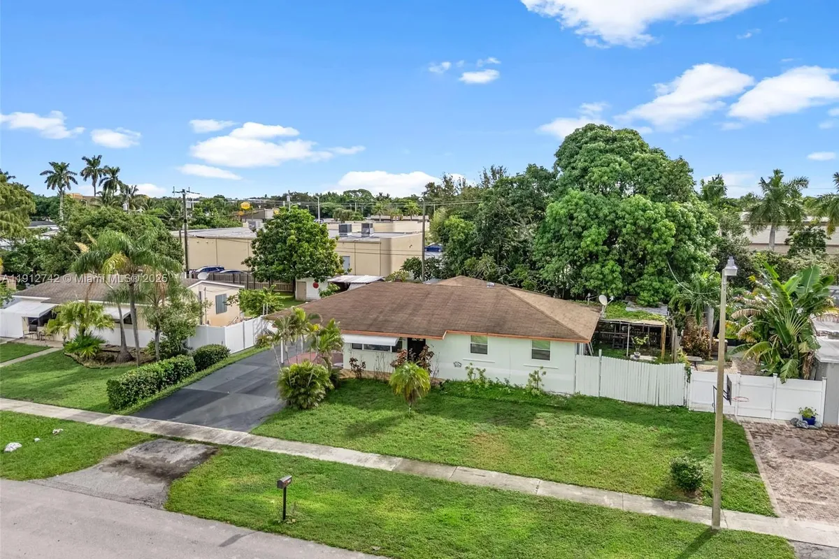 136 Cayman Dr, Palm Springs FL 33461