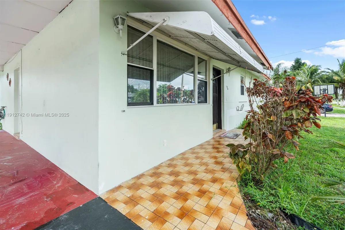 136 Cayman Dr, Palm Springs FL 33461