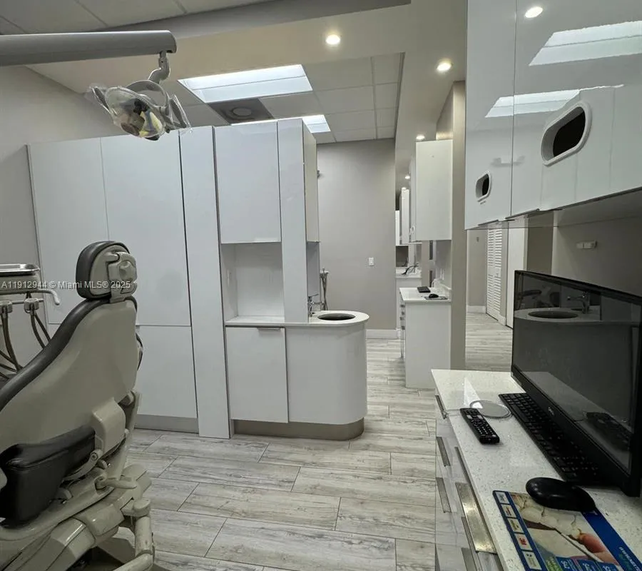 9440 W Commercial Blvd, Sunrise FL 33351