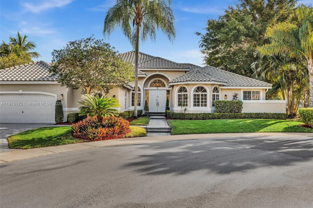 2756 Meadowood Dr, Weston FL 33332