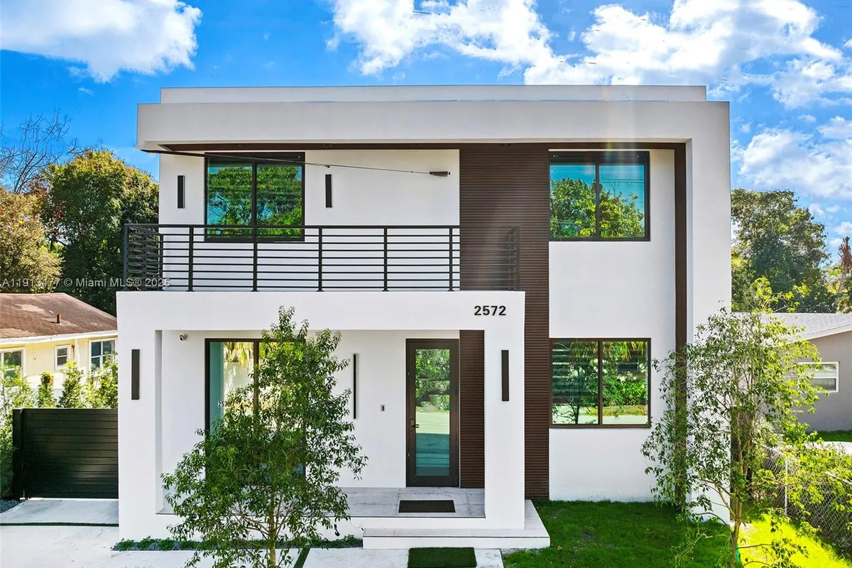 2572 NE 182nd Ter, North Miami Beach FL 33160