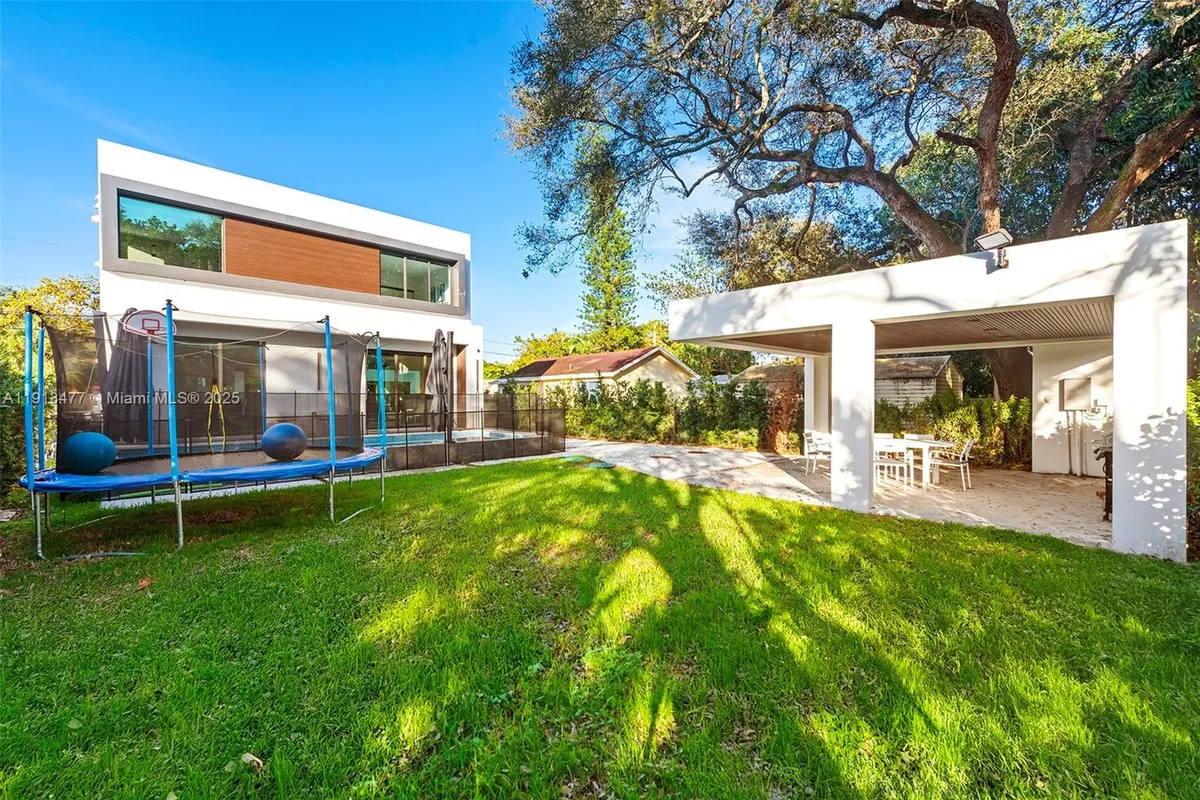 2572 NE 182nd Ter, North Miami Beach FL 33160